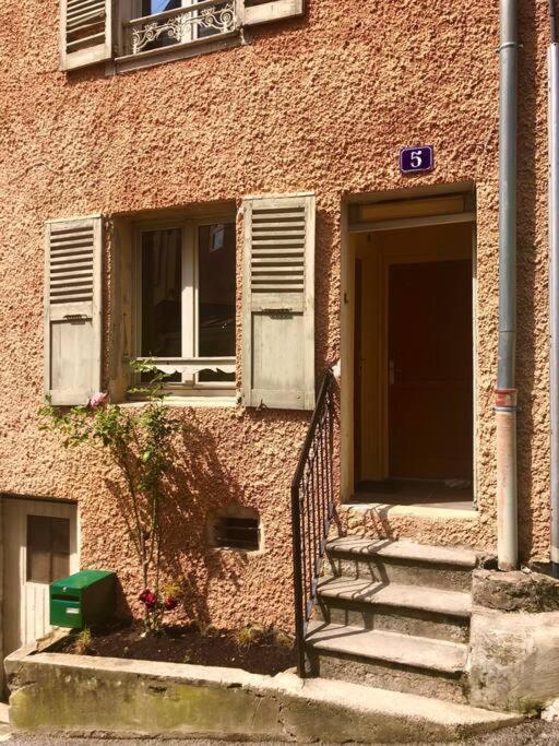 Charmant Logement & Terrasse Au Centre Historique Saint-Claude Exterior photo